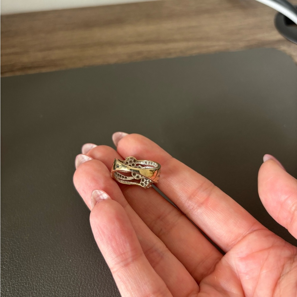 Elegant Silver Diamond Ring Set - Picture 5 of 9